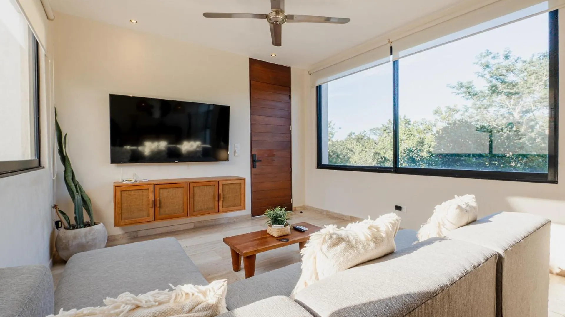 Beautiful 3 Bdr, 3 Ba Modern Condo Minutes From Beach Tulum Mexico