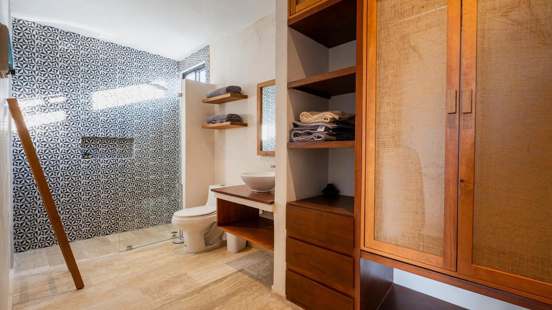 Beautiful 3 Bdr, 3 Ba Modern Condo Minutes From Beach Tulum